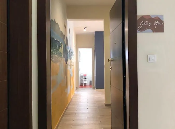 Gallery House In *
